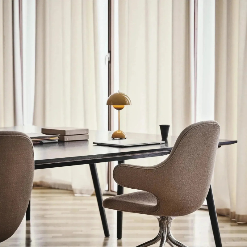 Minimalist rechargeable table lamp with dimmable LED light and cordless design